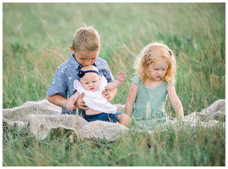 spring outdoor family photos on blanket