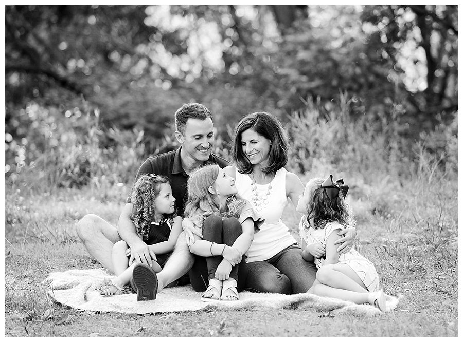 candid outdoor family photos in Minnetonka
